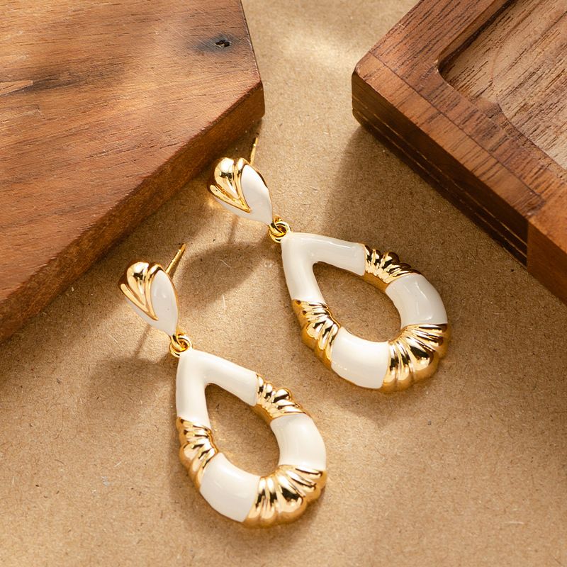 Elegante e lussuoso, stile antico, smalto a goccia, a forma di goccia cava, per donne con un temperamento di nicchia, di alta qualità._voghion.com