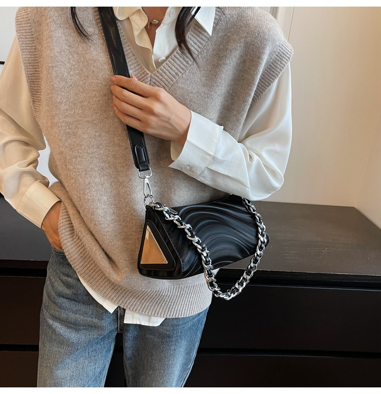 Borsa a tracolla francese transfrontaliera da donna 2023 Inizio autunno Nuova borsa a tracolla per pendolari a catena di fascia alta da donna borsa a tracolla con ondulazione dell'acqua_voghion.com