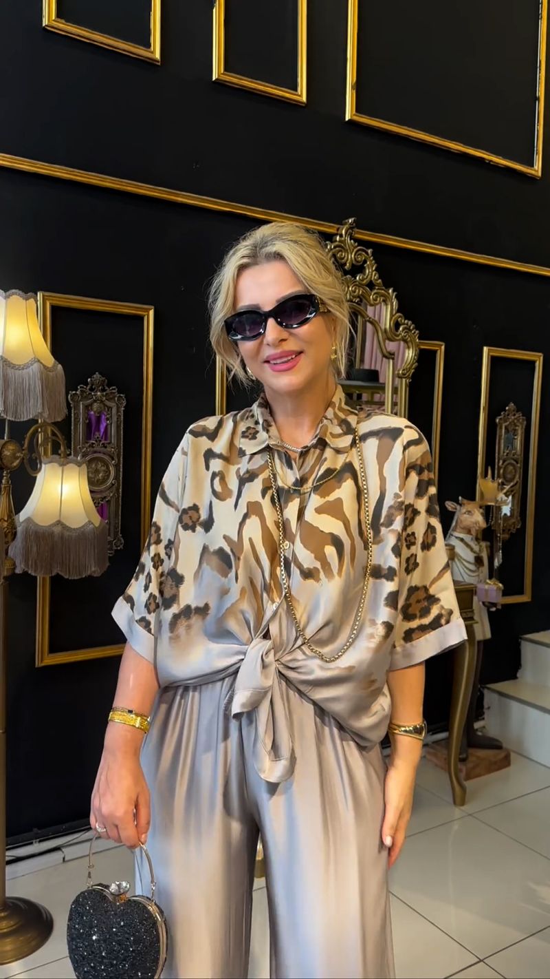 Nuovo top stampato irregolare estivo 2024 con pantaloni lunghi con spacchi, elegante set da due pezzi, antirughe, comodo, sinonimo di capo_voghion.com