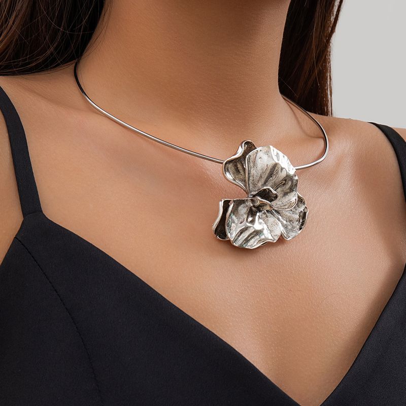 Collana girocollo in metallo plissettato 3D esagerato con fiori unici per le donne_voghion.com