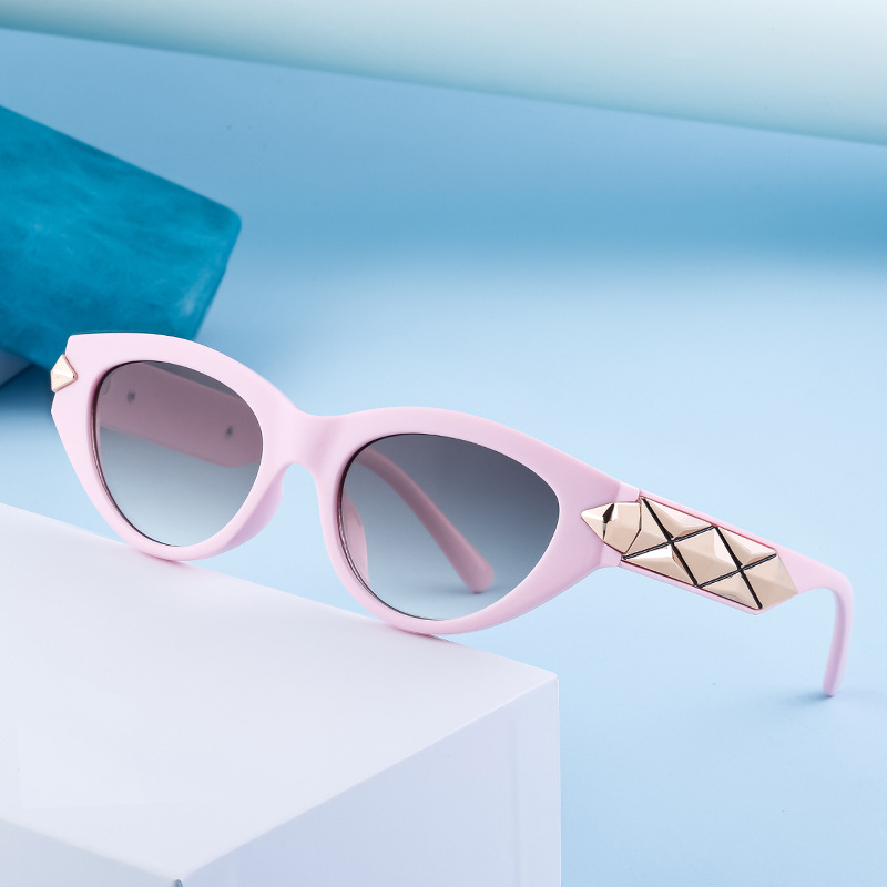 Foto di strada alla moda cat's eye, occhiali da sole resistenti ai raggi UV, occhiali da sole femminili_voghion.com
