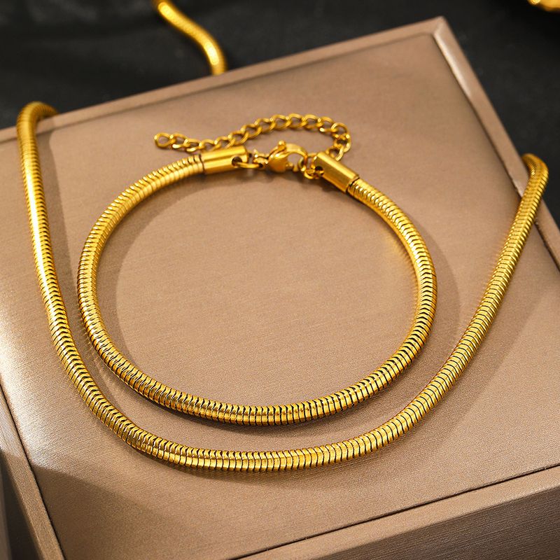 Collana con catena spessa rotonda in acciaio al titanio, leggera, di lusso, minimalista, in metallo cubano, pesante e artigianale._voghion.com