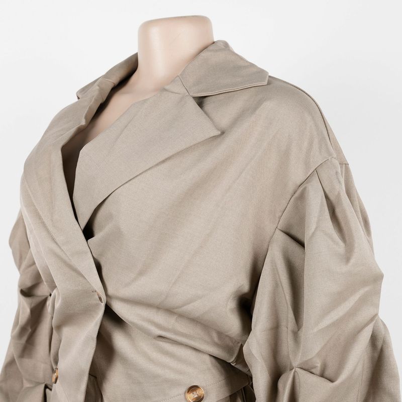 Completo da donna per il pendolarismo: camicetta con ampio risvolto e pantaloni con maniche a pieghe_voghion.com