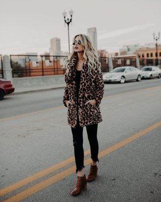 Damenmode Revers Leopardenmuster Pelzimitat Pelzmantel Mittellanger Mantel Lange Ärmel_voghion.com