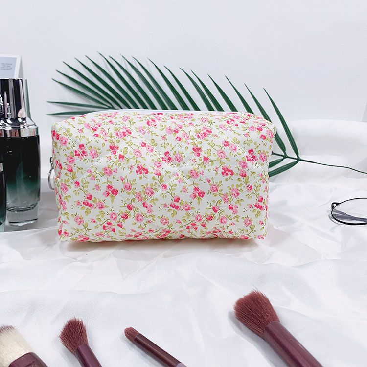 Make-up-Tools Zubehör Gesteppte Stickerei Kleine Blumenkosmetiktasche Große Kapazität Tragbare Baumwollhandtasche Frische und einfache Waschtasche_voghion.com
