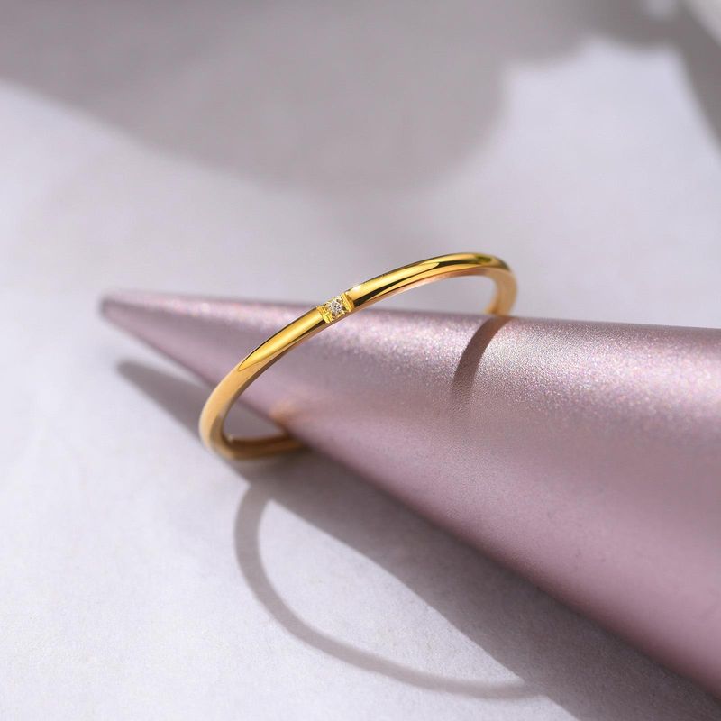 Bague minimaliste en acier titane et oxyde de zirconium pour femme - Design géométrique élégant pour un usage quotidien. Bijoux trois zircons_voghion.com