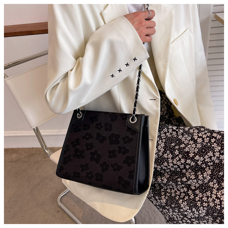 Grand sac jacquard en soie de grande capacité pour femmes, sacoche à bandoulière large, fourre-tout assorti à la mode, nouvelle collection 2023_voghion.com