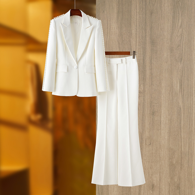 abito bianco di media lunghezza con pantaloni a gamba larga e pantaloni alla moda in due pezzi_voghion.com