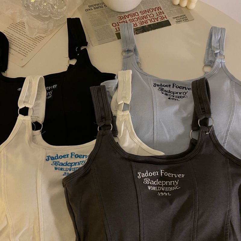 Kuuma tüdruku kevadsärgi tikitud kirjaga kitsas lõige ja rinnahoidjaga ülaosa_voghion.com