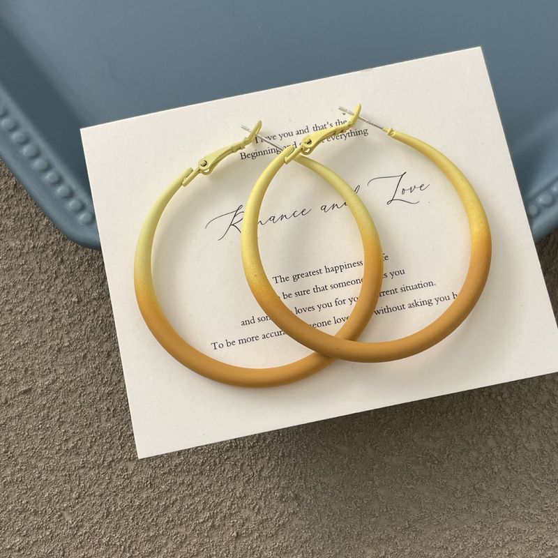 Orecchini a cerchio esagerati e spessi in metallo lucido argento per donna, nuovi orecchini a cerchio con design unico e alla moda._voghion.com