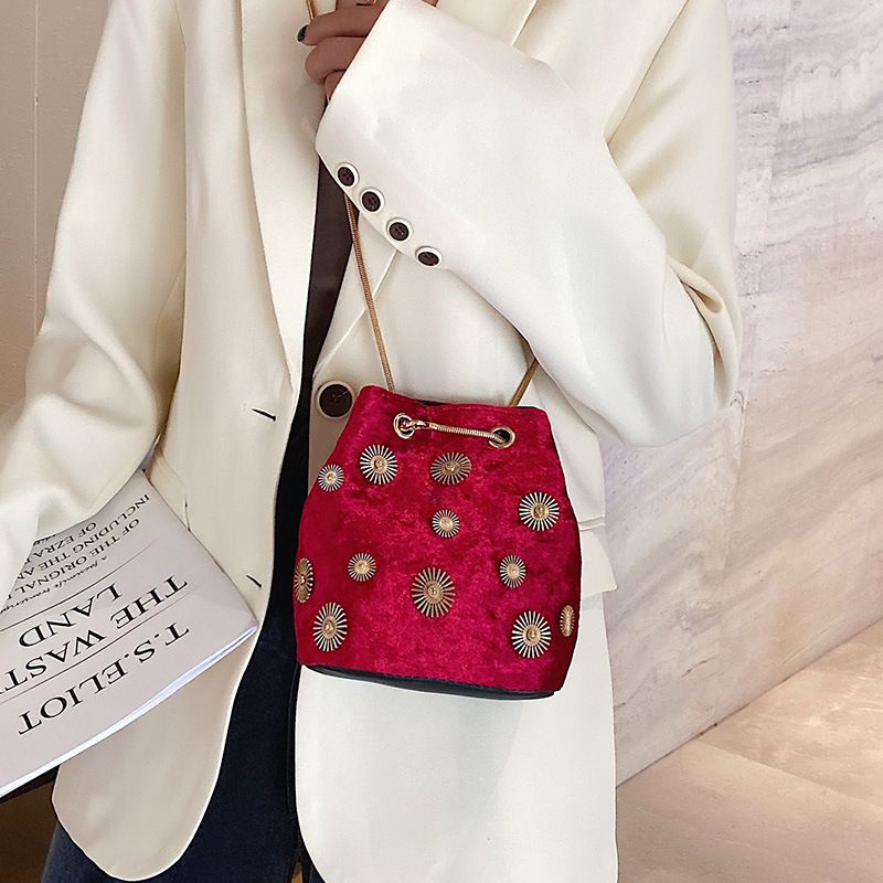 2022 Winter Neue Damenmode Samt Eimer Mit Abzeichen Dekoration, Single Shoulder Crossbody Kette Tasche_voghion.com