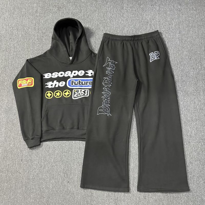 Felpa con cappuccio e pantaloni in schiuma con stampa a cinque stelle_voghion.com