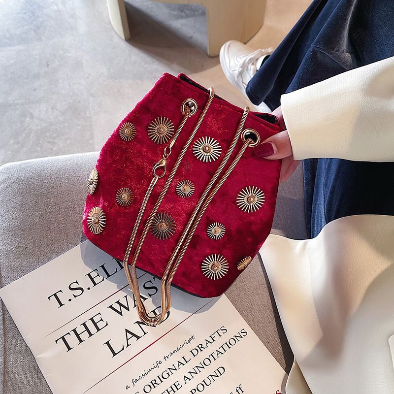 2022 Winter Neue Damenmode Samt Eimer Mit Abzeichen Dekoration, Single Shoulder Crossbody Kette Tasche_voghion.com