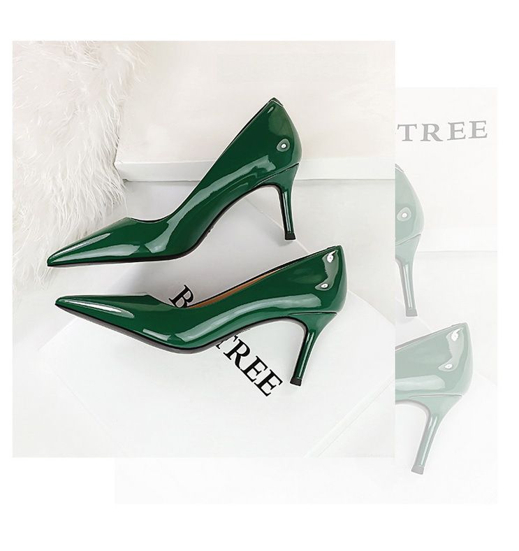 Dámské třpytivé lakované kožené lodičky na vysokém podpatku s tenkou, mělkou špičatou špičkou_voghion.com