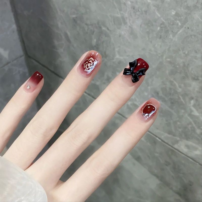 Rot gepaart mit goldenen Neujahrsschlacht-Feuerrosen, Rüstung tragend, Nagellack im Instagram-Stil, fertig A4_voghion.com