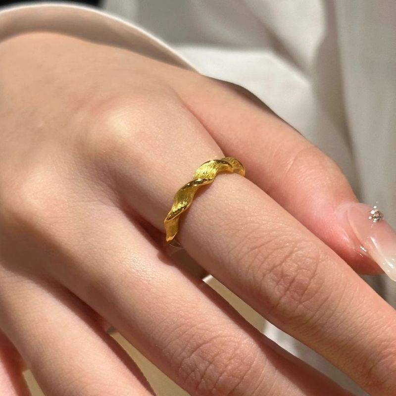Il nuovo anello intrecciato colorato di Jindian con chiusura semplice, caratterizzato da un lusso leggero, una tendenza alla moda, una nicchia e un'alta gamma_voghion.com