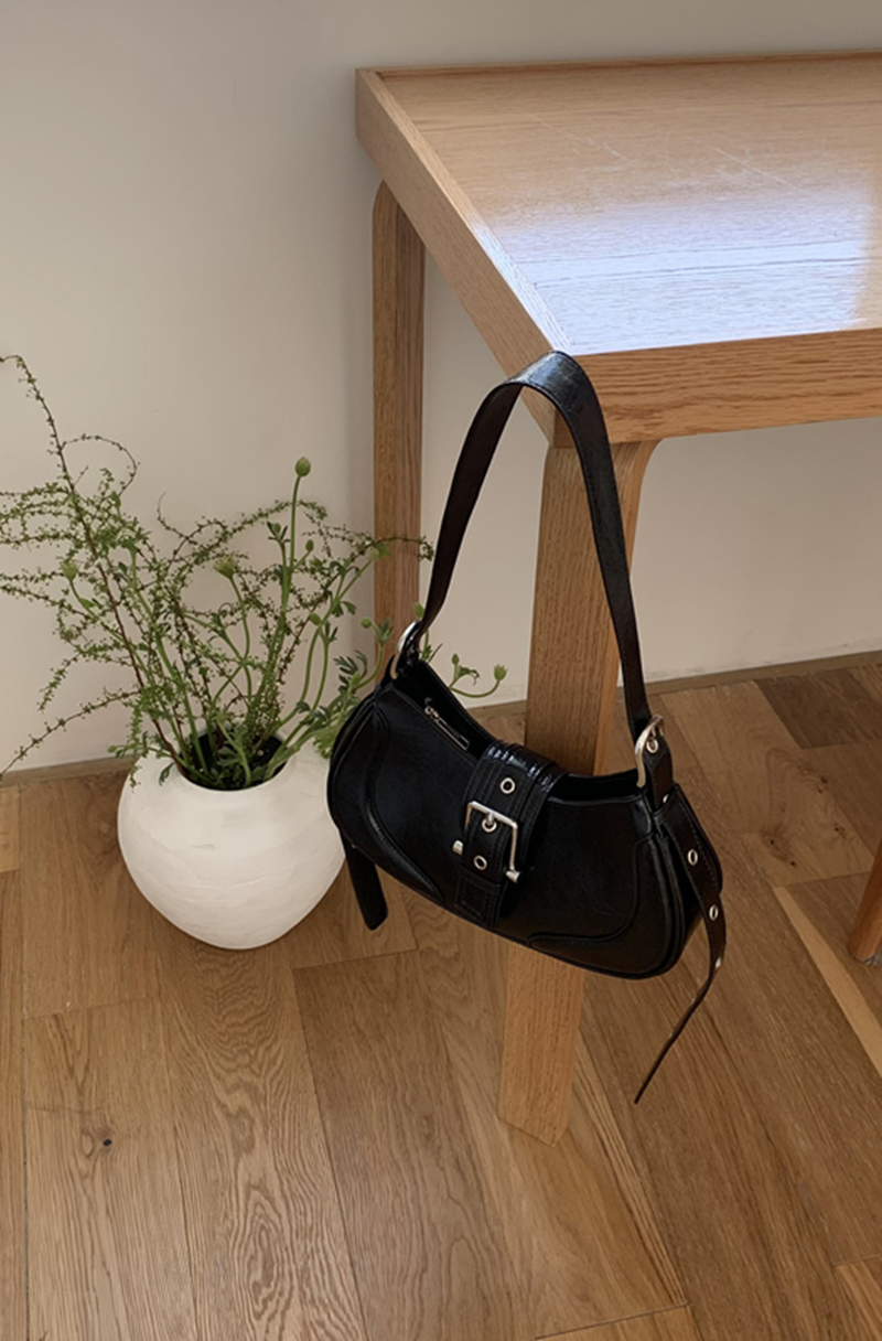 Lo stesso blogger coreano di Instagram per l'estate 2023 da donna nuova borsa sottobraccio per ragazza piccante, borsa a tracolla monospalla di nicchia_voghion.com