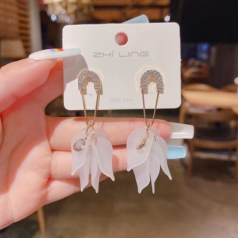 Nuovo design coreano trasparente orecchini a nappa petalo bianco senso di luce temperamento di lusso personalità orecchini a spillo in argento S925 tendenza_voghion.com