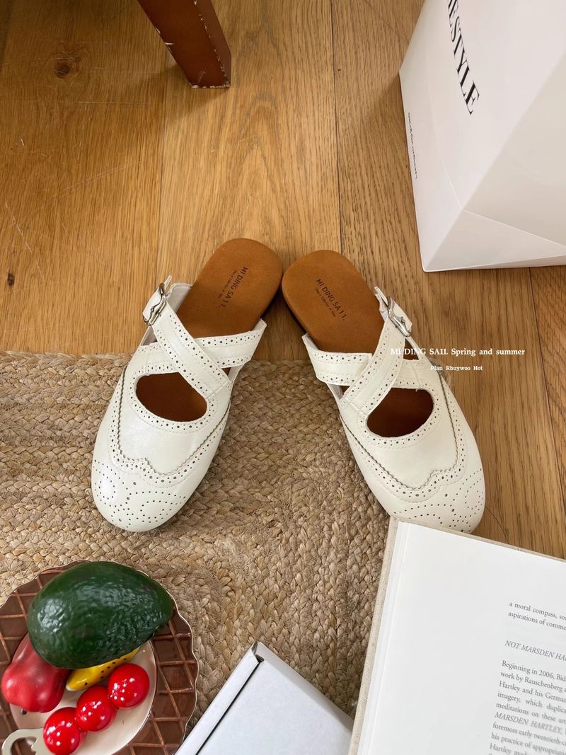 Artistic Carved Temperament Closed-Toe Half Slippers Comfortable Versatile Cross Strap Flat Mules Women's Shoes_voghion.com
