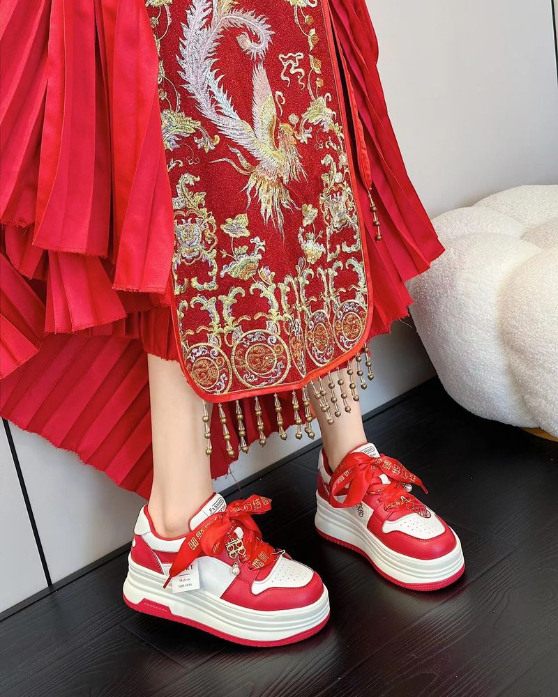 Hanfu Red Xiuhe Wedding 2024 Nuovo Sposa e Damigella d'onore Piedi Non stanchi Suola Spessa Altezza Interna Aumento Originale_voghion.com