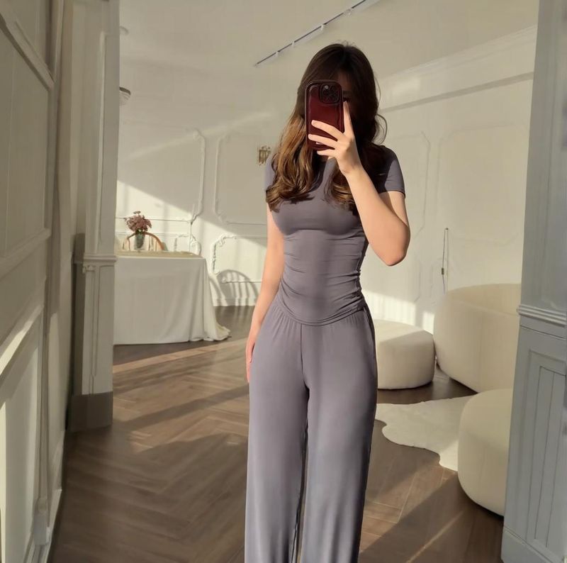 Kadın Geniş Paça Pantolon Takımı - İş ve Günlük Kullanım İçin Şık Yuvarlak Yaka Üst ve Dökümlü Pantolon_voghion.com