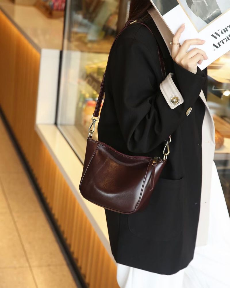 2025 Lente en zomer Nieuwe multifunctionele forensentas van koeienhuid, lichtgewicht casual tas voor dames, leren Dumpling-tas voor dames, schoudertas_voghion.com