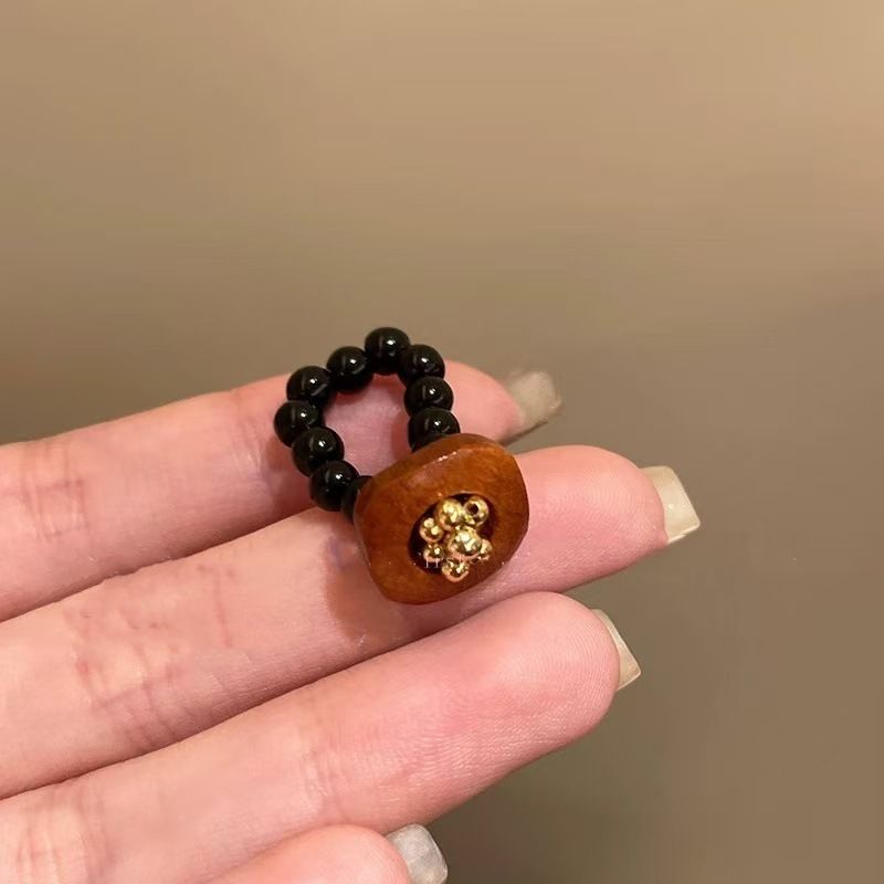 Anello per indice a strati personalizzato con cordino da mano, in stile vintage marrone con perline ceche, vetro e legno._voghion.com