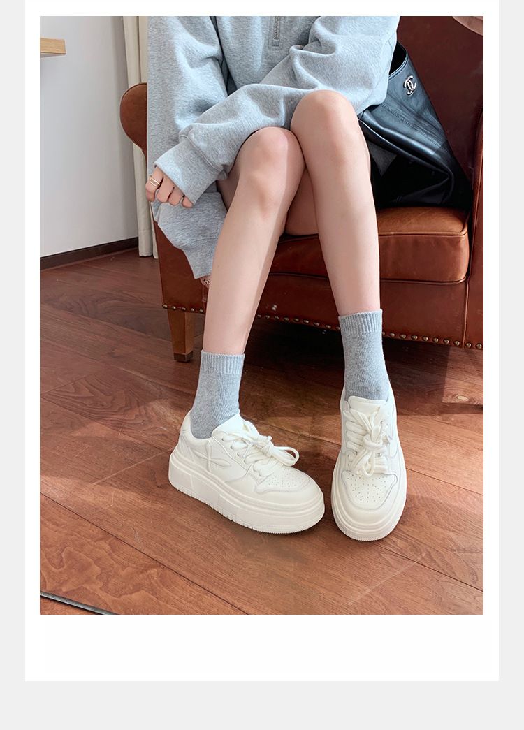 Sneakers casual bianche con suola spessa e lacci da donna_voghion.com