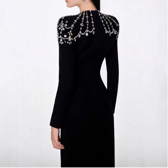 Elegante abito a maniche lunghe con scollo quadrato – Abito con fascia impreziosito da cristalli per feste serali e gala (S-L, nero)_voghion.com