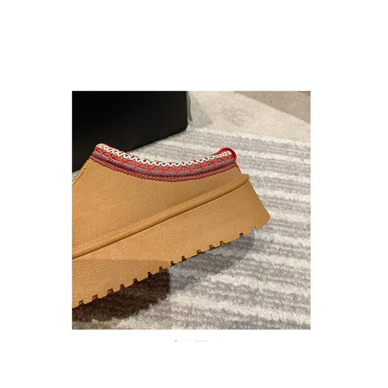 Tazz-Hausschuhe für Damen, Tasman-Pelz-Slides, klassische Senfkern-Ultra-Mini-Plateau-Stiefel, Slip-on-Designer-Winterstiefeletten aus Wildleder und Wolle von Les Petites_voghion.com