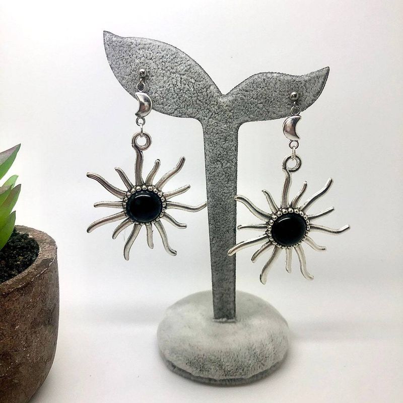 Pendientes con piedra preciosa de ónix negro y dije de luna y sol_voghion.com