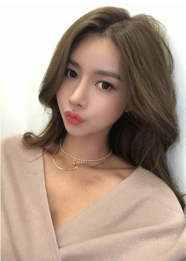 2025 Stile coreano Autunno Inverno Nuovo Maniche a pipistrello Scollo a V profondo Sexy Top senza schienale Maglia di base_voghion.com