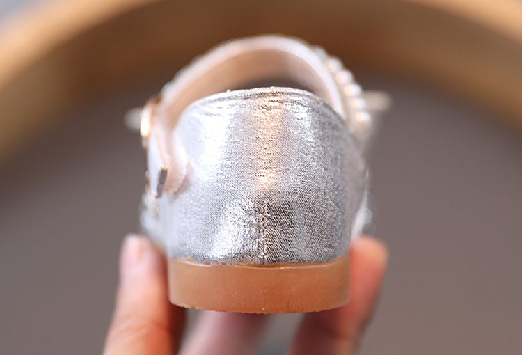 Mamma e bambini Sandali per bambini con fiocco grande e strass carini con punta chiusa 2024 estate nuovo stile scarpe da principessa per ragazze scarpe in pelle cava alla moda_voghion.com