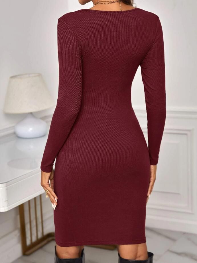 Abito premaman corto in maglia a maniche lunghe con scollo tondo e vestibilità attillata. Abito premaman corto in tinta unita._voghion.com