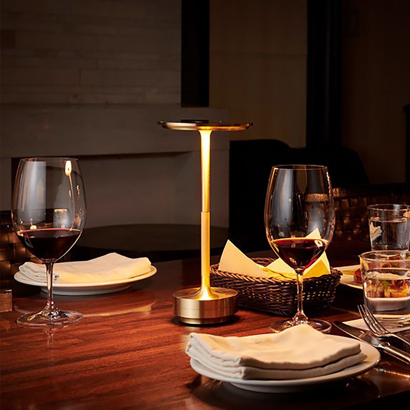 Luci notturne Lampada da scrivania touch in alluminio a forma di disco volante Lampada da tavolo per hotel e ristoranti Lampada di ricarica Lampada in metallo Decorazione Lampada da scrivania piccola retrò_voghion.com