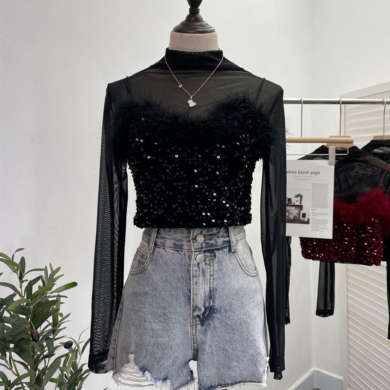 Completo due pezzi con canotta in pelliccia e paillettes + maglietta a maniche lunghe con collo alto e mezza maglia in prospettiva_voghion.com