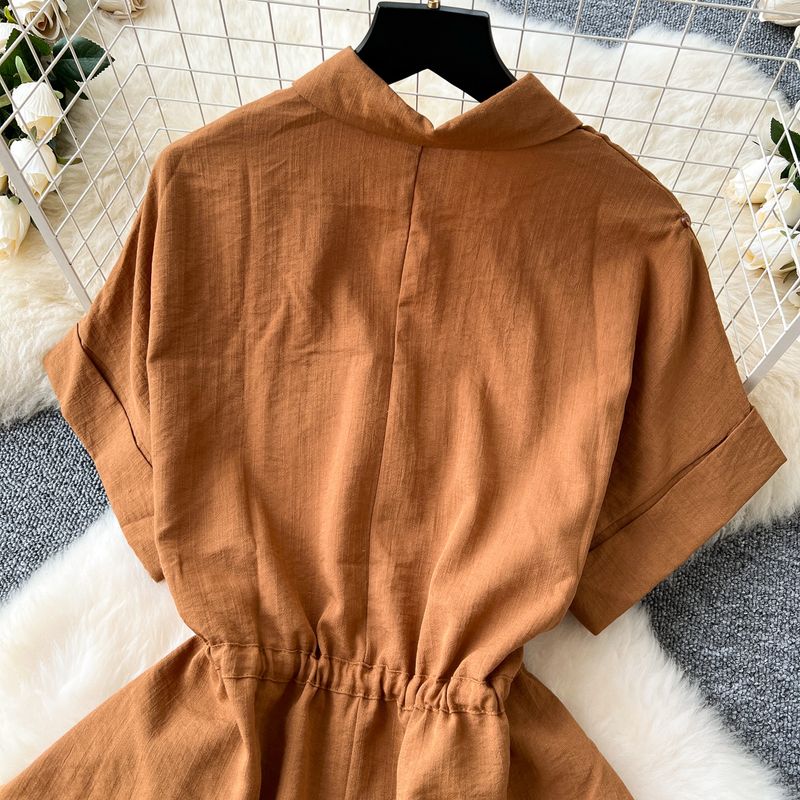 Completo da donna in due pezzi con vita allacciata e versatile camicia a maniche corte con vita alta e pantaloni dritti e aderenti a gamba larga_voghion.com
