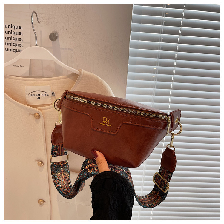 Déi trendy Täsch vun dësem Joer mat engem Gefill vu Luxus 2024 Nei modesch Tailletasch Villsäiteg Instagram-Stil Summer Crossbody-Tasch Damentasch Broschttasch_voghion.com