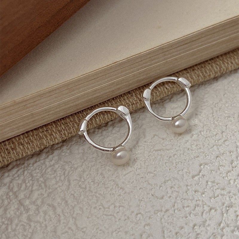 Orecchini pendenti in argento puro con perle d'acqua dolce naturali - Mini design squisito e dolce con polsini impilabili e clip per orecchie non forate per donna_voghion.com