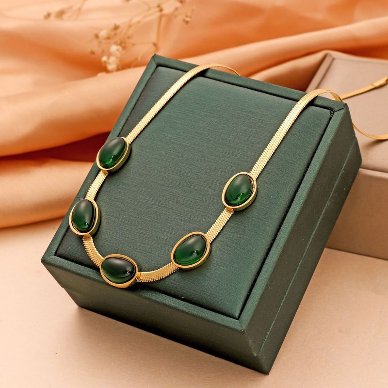 Collana con catena in acciaio al titanio e lama di smeraldo per donna con un senso di design di alta gamma, catena per clavicola di nicchia e_voghion.com
