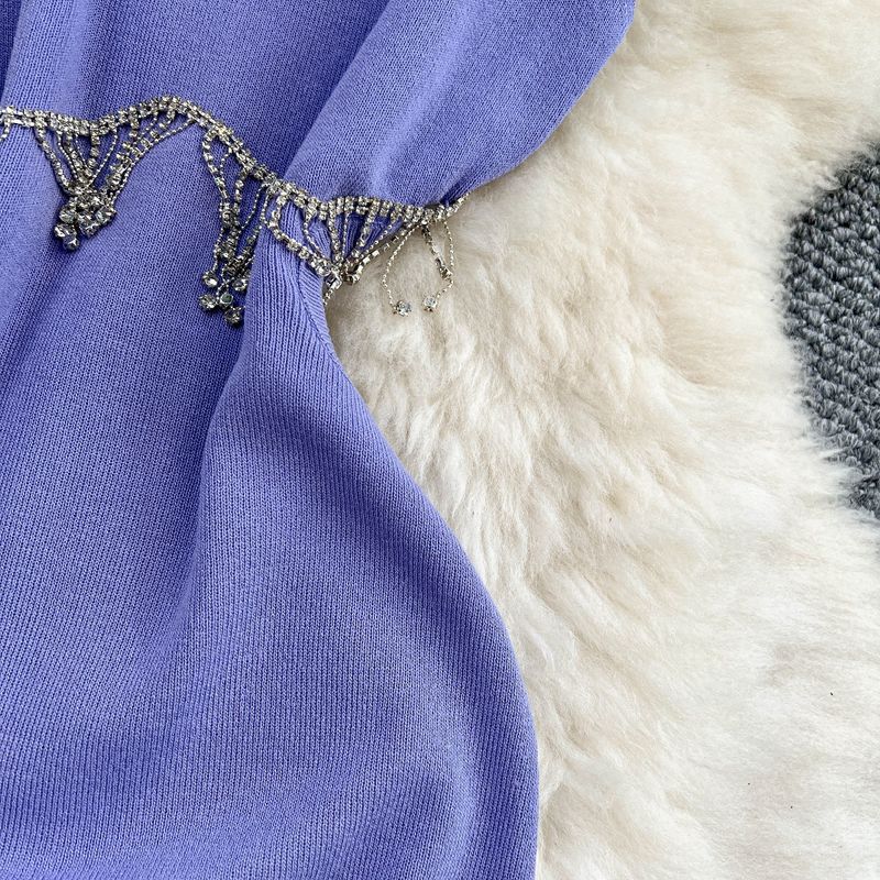 Abito da donna in maglia senza maniche con scollo rotondo, design aderente, con nappa, vita sottile e gonna di media lunghezza._voghion.com