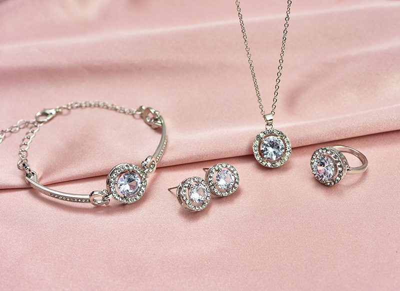 Set di quattro pezzi della collana del braccialetto dell'anello stabilito degli orecchini degli orecchini dei cuori e delle frecce dei monili di Zircon Trasporto_voghion.com
