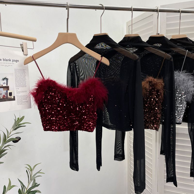 Completo due pezzi con canotta in pelliccia e paillettes + maglietta a maniche lunghe con collo alto e mezza maglia in prospettiva_voghion.com