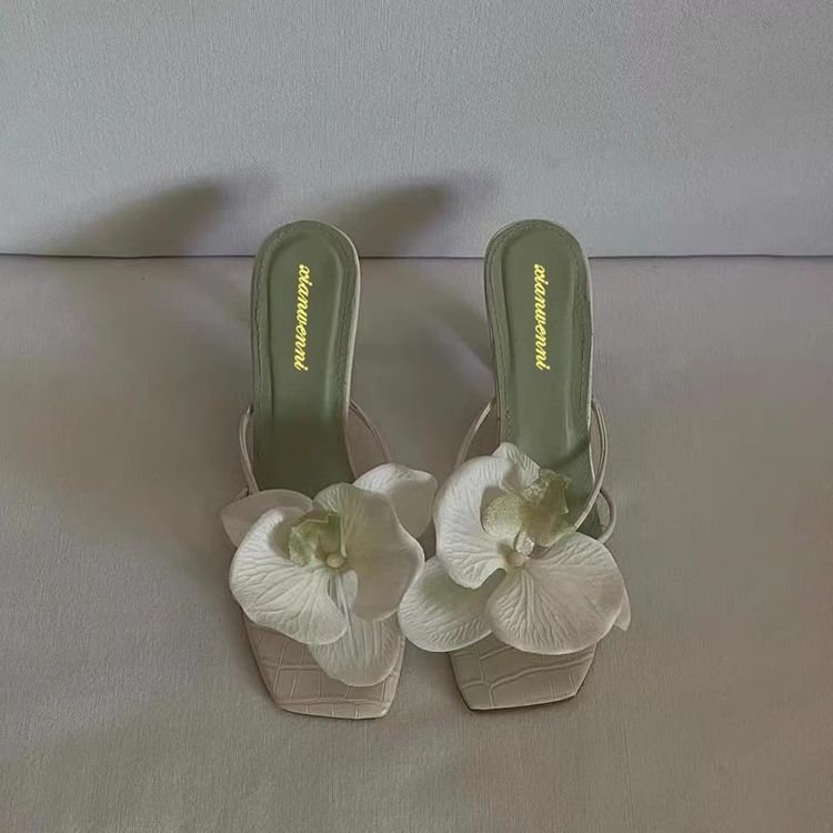 Scarpe da donna Internet Celebrità Decorazione floreale Scarpe da spiaggia da viaggio Nuovo stile Sandali con tacco alto e punta a clip per le donne da indossare all'esterno in estate_voghion.com