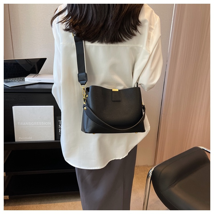 Årets 2024 nya väskor är trendiga, fashionabla och populära väskor, handväskor, high-end, utländska, mångsidiga, cross-body bucket-väskor_voghion.com