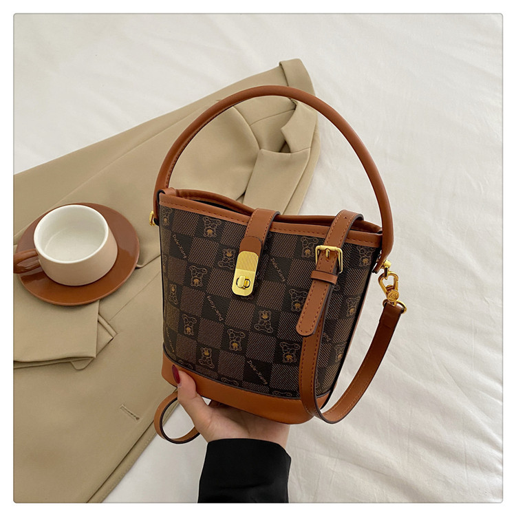 2023 Nuova borsa a secchiello stampata a quadri dal design originale di nicchia con sensazione di fascia alta, lusso leggero, borsa a tracolla versatile, borsa da donna alla moda_voghion.com