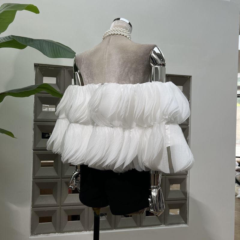 Kadın Giyim Moda Gösterisi Stili Düşük Kesimli Straplez Kısa Üst ve Düz Renk Streç Şort Takımı - Nefes Alabilir Polyester, Rahat Kesim (Beyaz/Kırmızı/Siyah)_voghion.com
