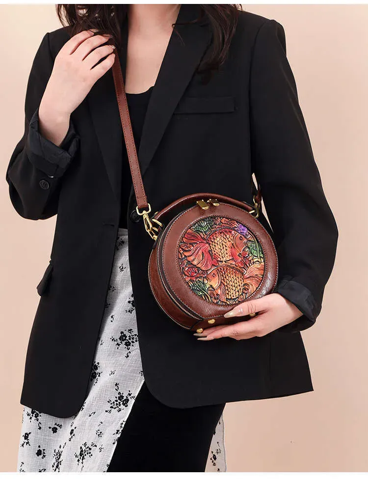 Borsa a tracolla monospalla cilindrica intagliata a mano con texture, semplice da usare per spostamenti quotidiani, grande capacità, in stile etnico, per donna_voghion.com