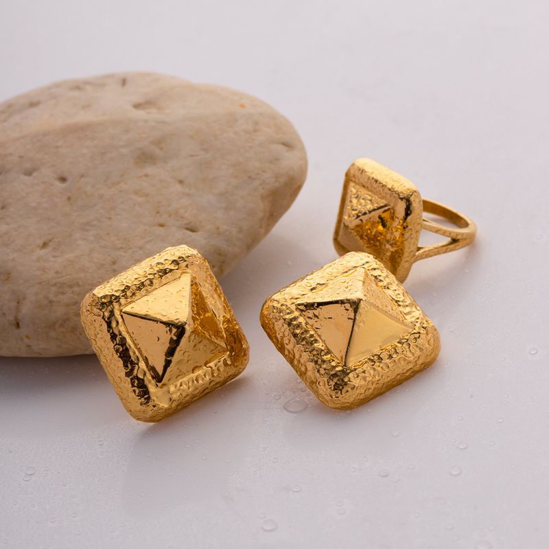 Nuovo anello estivo con rivetti francesi in metallo e orecchini in stile punk._voghion.com