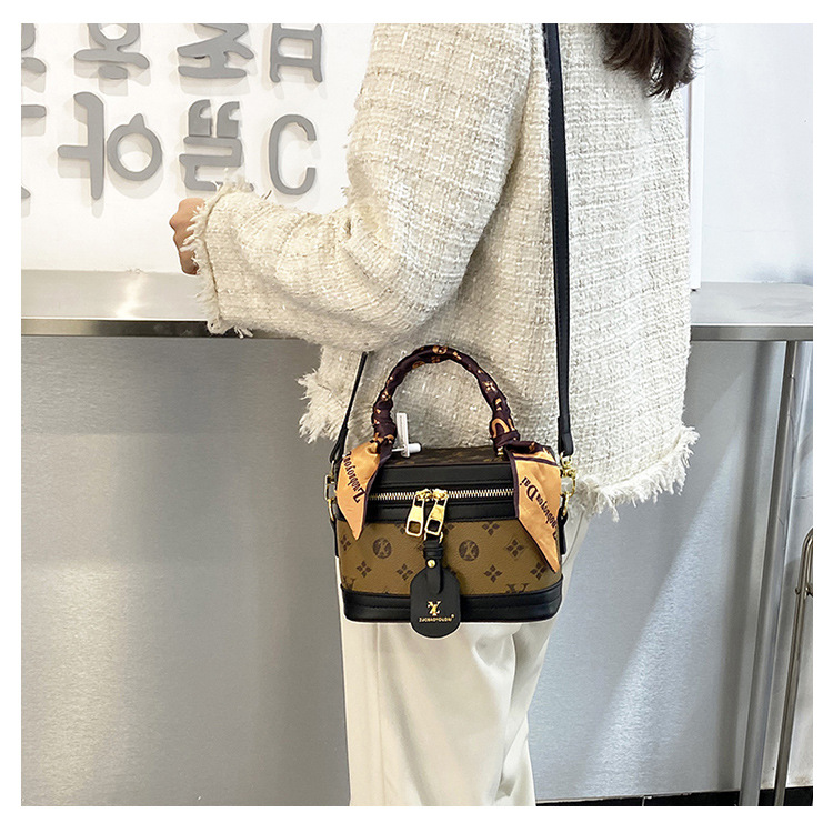 Alta calidad para las mujeres 2023 Nueva moda caja impresa Versátil portátil hombro crossbody Maquillaje bolsa tendencia_voghion.com